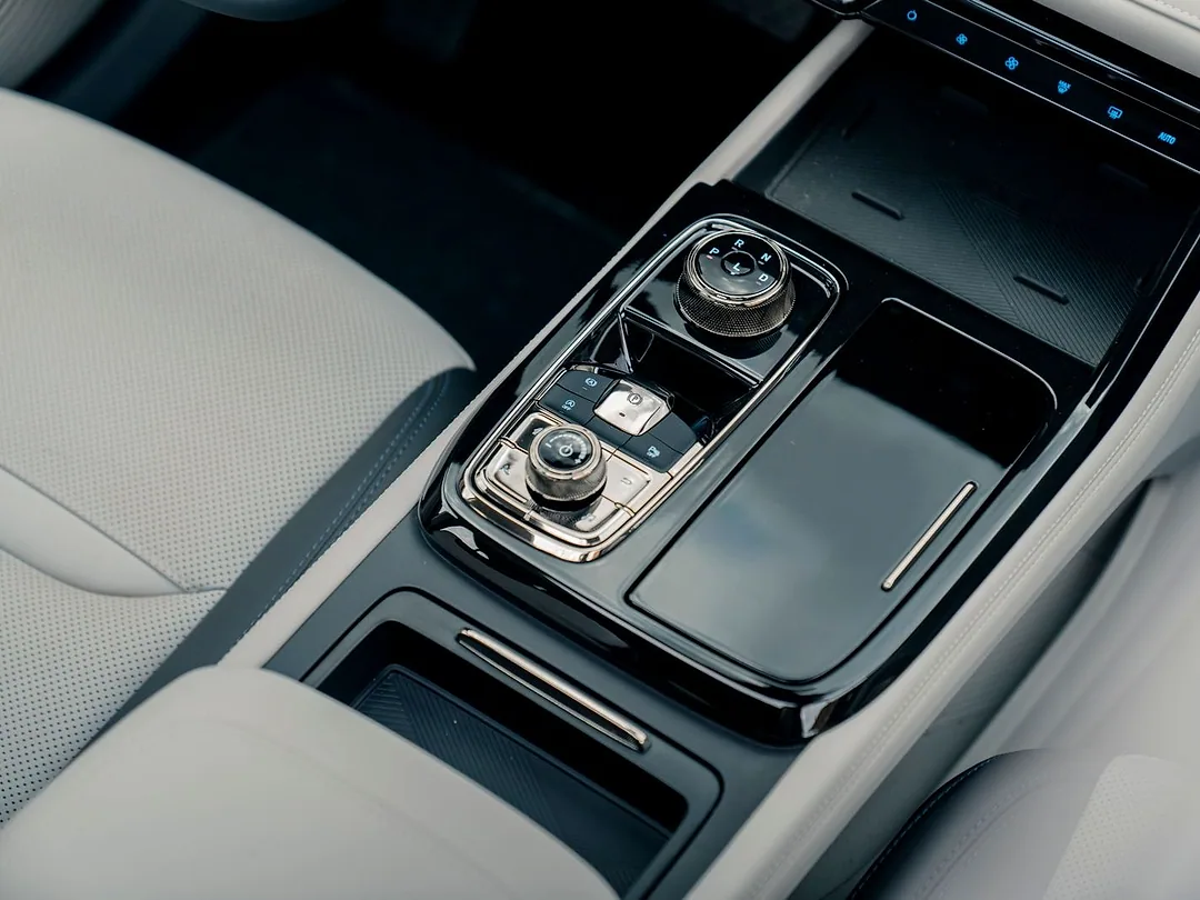 A padded centre armrest over the storage console between the front seats