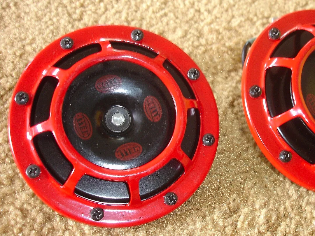 A pair of red disc horns