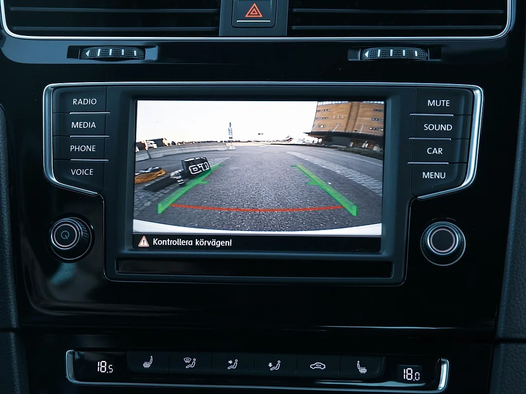 Dashboard screen showing the reversing camera view with parking guide lines